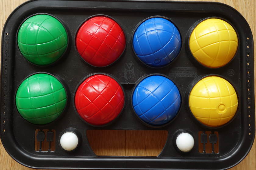 Kinderzimmer organisieren: 6 wertvolle Tipps Farbige Bowling-Kugeln in vier Reihen nebeneinander angeordnet, jeweils zwei Kugeln in den Farben grün, rot, blau und gelb