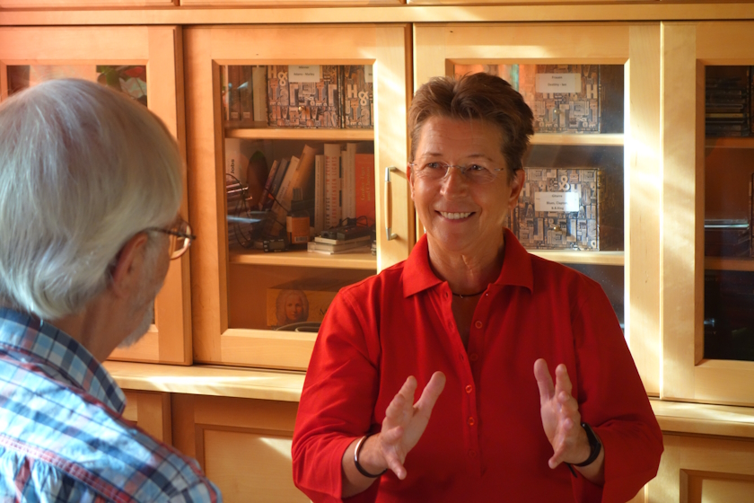 Aufräumcoach Rita Schilke im Gespräch mit einem Senior zum Thema "Aufräumen"