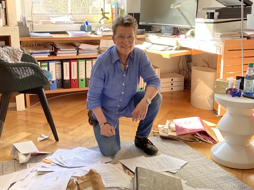Foto: AC Rita Schilke beim Frühjahrsputz für den Schreibtisch